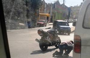 Ηράκλειο: Μοτοσικλετιστής σταμάτησε την κυκλοφορία για να σώσει ένα γατάκι