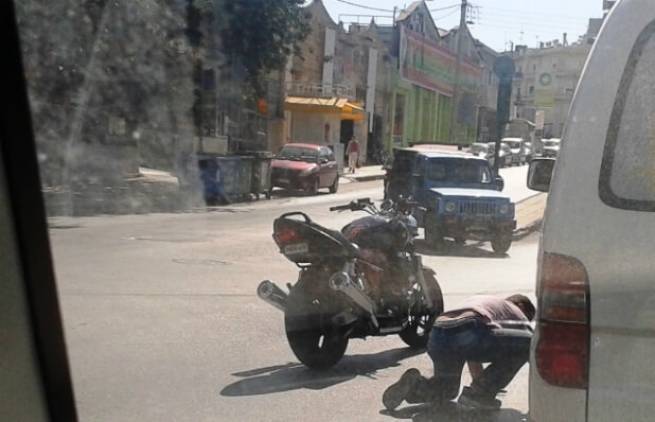 Ηράκλειο: Μοτοσικλετιστής σταμάτησε την κυκλοφορία για να σώσει ένα γατάκι