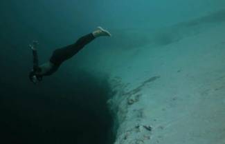 Βουτώντας στην άβυσσο! (video)