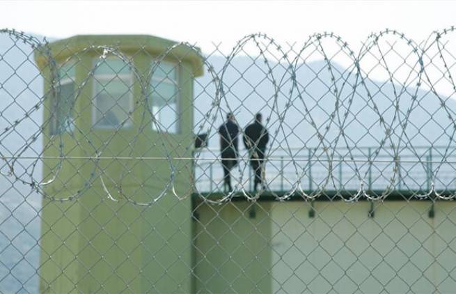 Δεκαετία στη φυλακή χωρίς άδεια οι τρομοκράτες