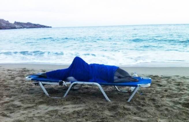 Κρήτη: Έσωσαν δελφίνι που ξεβράστηκε στο Δαμνόνι!