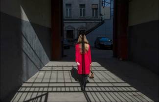 Eckhart Tolle - «Το παρελθόν δεν μπορεί να επιβιώσει όταν είσαι παρών στο τώρα..»