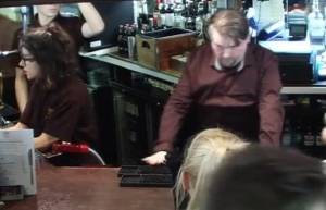 Ο χειρότερος μπάρμαν του κόσμου! (video)