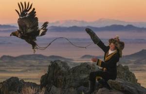 Μογγολία: Παιδιά εκπαιδεύονται να κυνηγούν με αετούς...