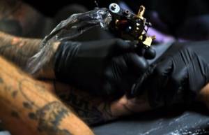 Τατουάζ σε αργή κίνηση! (video)