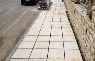 Φτιάχνουν πεζοδρόμια σε λίγα λεπτά, ενώ στην Ελλάδα..μήνες (video)