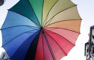 Οι δυο μπαμπάδες του Κωστή αγοράζουν ένα παιχνίδι που κοστίζει...