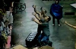 Συγκλονιστική διάσωση μωρού που έπεσε από τον 2ο όροφο! (video)