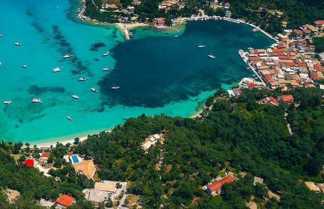 Η τιρκουάζ γοητεία των Παξών