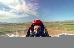 Αυτό συμβαίνει όταν πετάς με ένα F-16 Fighter Jet για πρώτη φορά! (video)