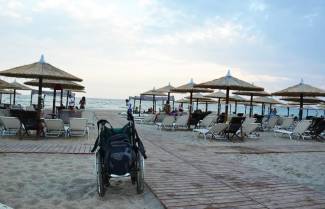 Για μπανάκι με αναπηρικό καρότσι...