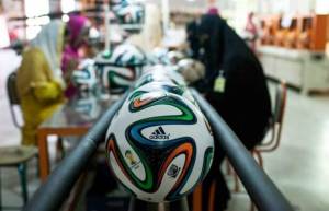 Στα άδυτα του εργοστασίου που φτιάχνεται η μπάλα του Μουντιάλ
