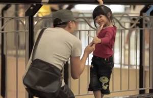 Χρειάζεται μία στιγμή για να χαθεί ένα παιδί (video)