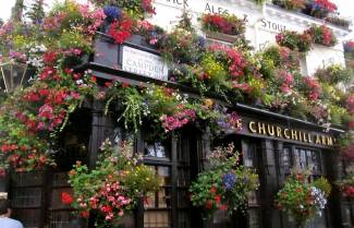 Churchill Arms: Το πιο… ανθισμένο ευρωπαϊκό cafe