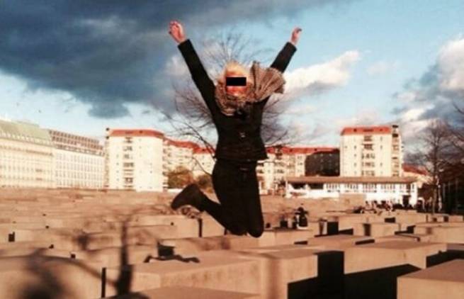 Έφηβοι βγάζουν selfies στο Άουσβιτς