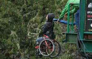 Bungee jumping με αναπηρικό αμαξίδιο!