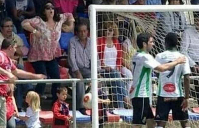 Απολύθηκε από τη Μπαρτσελόνα λόγω ρατσιστικής επίθεσης