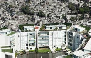 Ένας τοίχος χωρίζει τον πλούτο από τη φτώχεια...