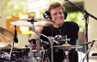 Ένας drummer, ένα χέρι... τρεις μπαγκέτες! (video)