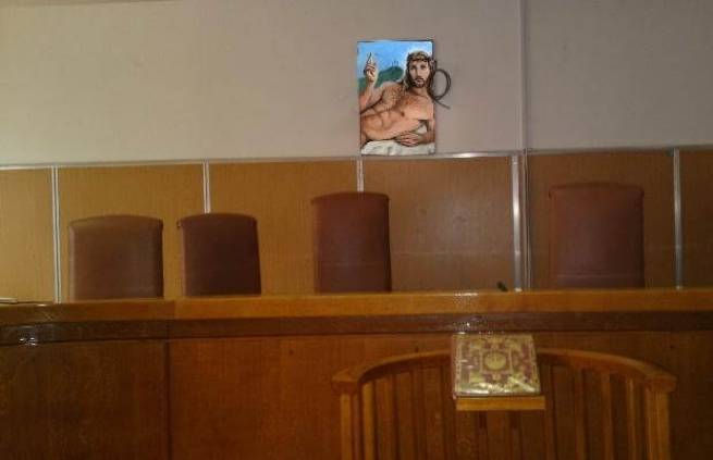 Δικαστήρια με Χριστούλη φορέβα!