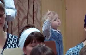 Κοριτσάκι 3 ετών σε ρόλο… μαέστρου! (video)