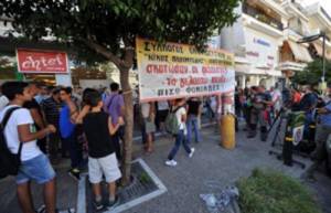 Χρυσαυγίτες κατέβασαν πανό για τον Φύσσα