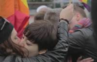 Αν είναι η αγάπη αμαρτία, θα βγω να σε φιλήσω με ... λατρεία!