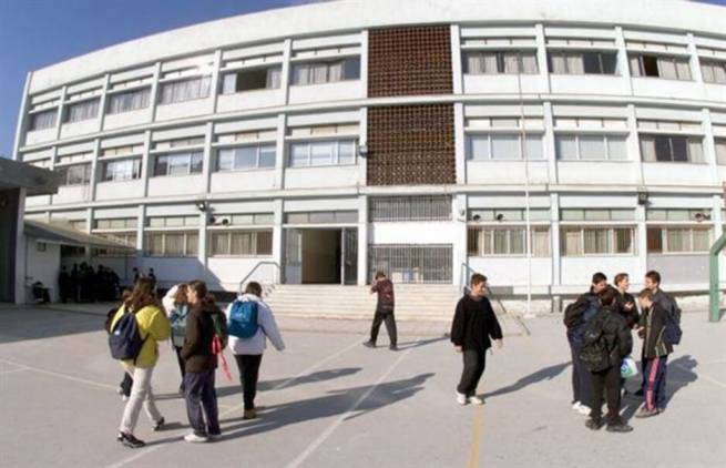«Εντολή εισαγγελέα το... ντου στα σχολεία»