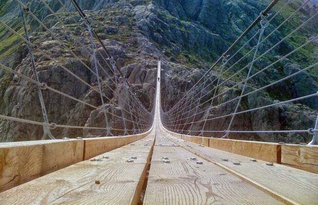 Trift Bridge: η πιο μακριά, κρεμαστή πεζογέφυρα στις Ελβετικές Άλπεις