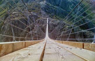Trift Bridge: η πιο μακριά, κρεμαστή πεζογέφυρα στις Ελβετικές Άλπεις
