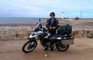 Η Ελληνίδα Θέλμα -ή μήπως Λουίζ;- Γυρίζει τον Κόσμο σε Δύο Ρόδες