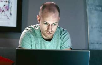 Facebook - Οι ζωές των άλλων (video)