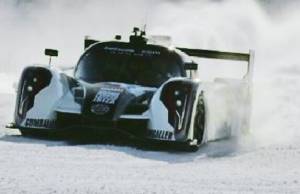 Ο σκιέρ που κατεβαίνει τη χιονισμένη πίστα με ένα σούπερ αυτοκίνητο! (video)