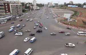 Mια διασταύρωση χωρίς φανάρια στο κέντρο πόλης!  (video)