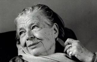 Marguerite Yourcenar - «Οταν αγαπάς, όταν είσαι ερωτευμένος, όλα γίνονται από μόνα τους...»