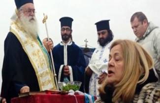 Μητροπολίτης σε πιστή: Λυπάμαι τον άντρα σου στο σπίτι! (video)
