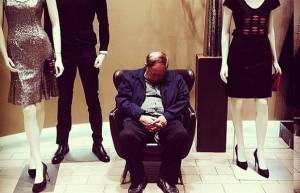 Τι κάνουν οι άντρες όταν περιμένουν τις γυναίκες τους να ψωνίσουν;