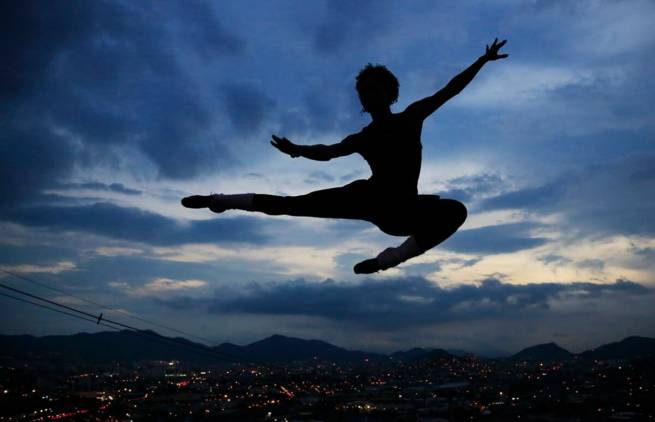 Κοριτσάκια μαθαίνουν μπαλέτο για να αποδράσουν νοερά απο την κόλαση της μιζέριας (video)