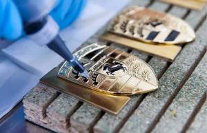 Πώς κατασκευάζεται το έμβλημα της Porsche (video)