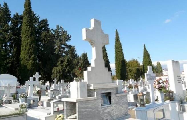 Mποστάνι έφτιαξαν σε νεκροταφείο στη Ναύπακτο!