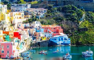 Ένα πολύχρωμο χωριό στις ακτές της Νάπολης