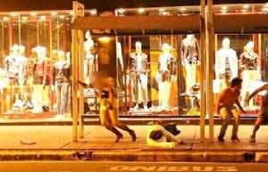 Απίστευτη φάρσα με ελεύθερο σκοπευτή σε στάση λεωφορείου (video)