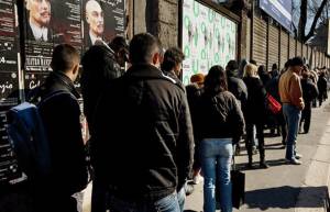Περιμένω στην ουρά για εσένα, για 10 ευρώ την ώρα