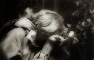 Η κρίση τσακίζει μόνο τις μικρές αγάπες