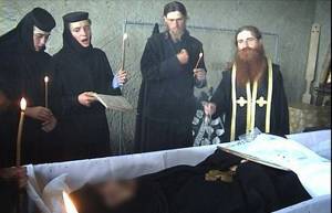 Μοναχοί σταύρωσαν καλόγρια μετά από εξορκισμό (video)