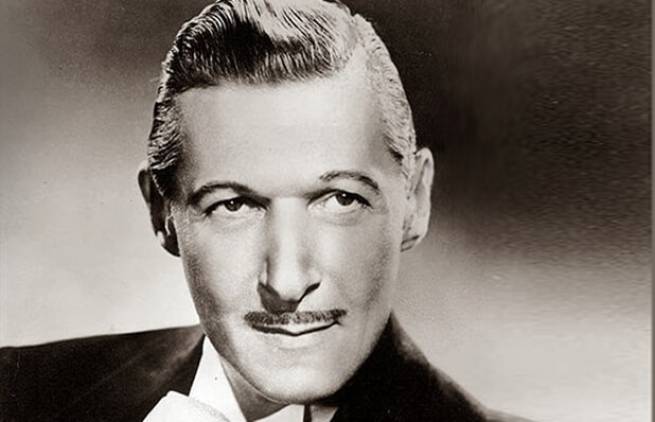 J. August: Μία ονειρεμένη απόδοση της "Μισιρλού" στο πιάνο! (video)