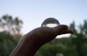 Αυτή η βρώσιμη σταγόνα είναι ένα μπουκάλι νερού χωρίς το πλαστικό (video)