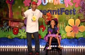 Ο πιο τρυφερός μπαμπάς στον καλύτερο χορό της ζωής του (video)