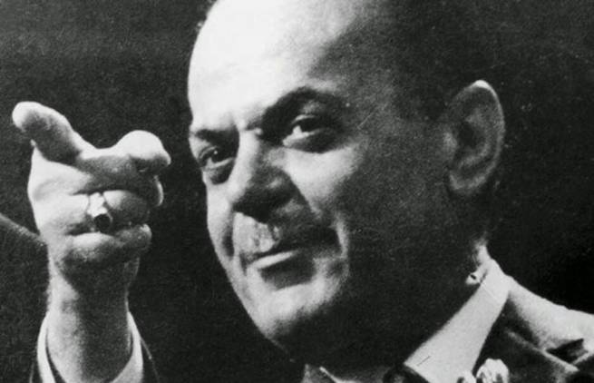 -Που σαι ρε Παπαδόπουλεεε...;; -Στο Α' Νεκροταφείο.
