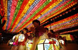 Γιορτάζουν σκυθρωποί τα γενέθλια του Βούδα...